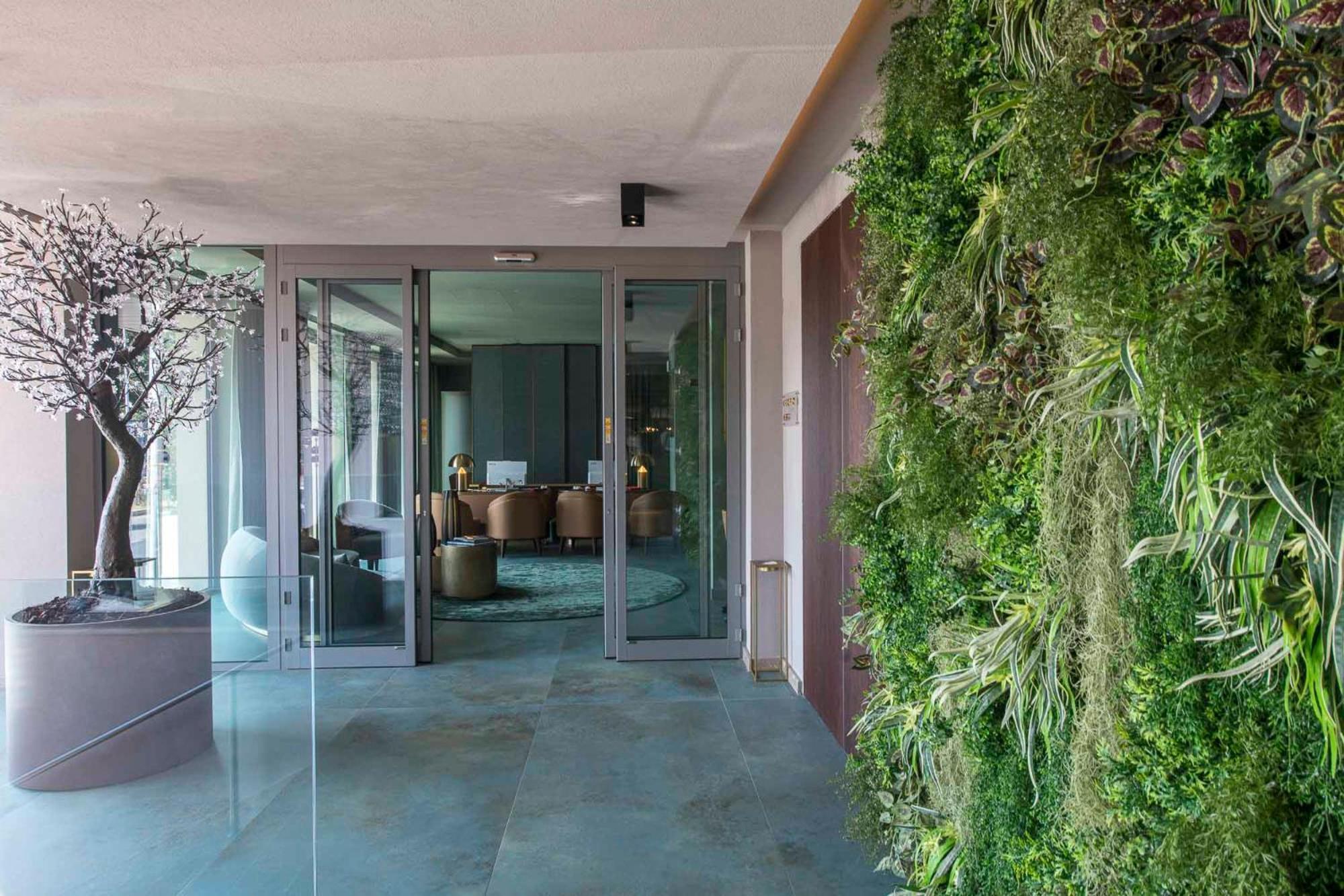 Columbus Urban Resort Florence Luaran gambar Living wall in a residential building