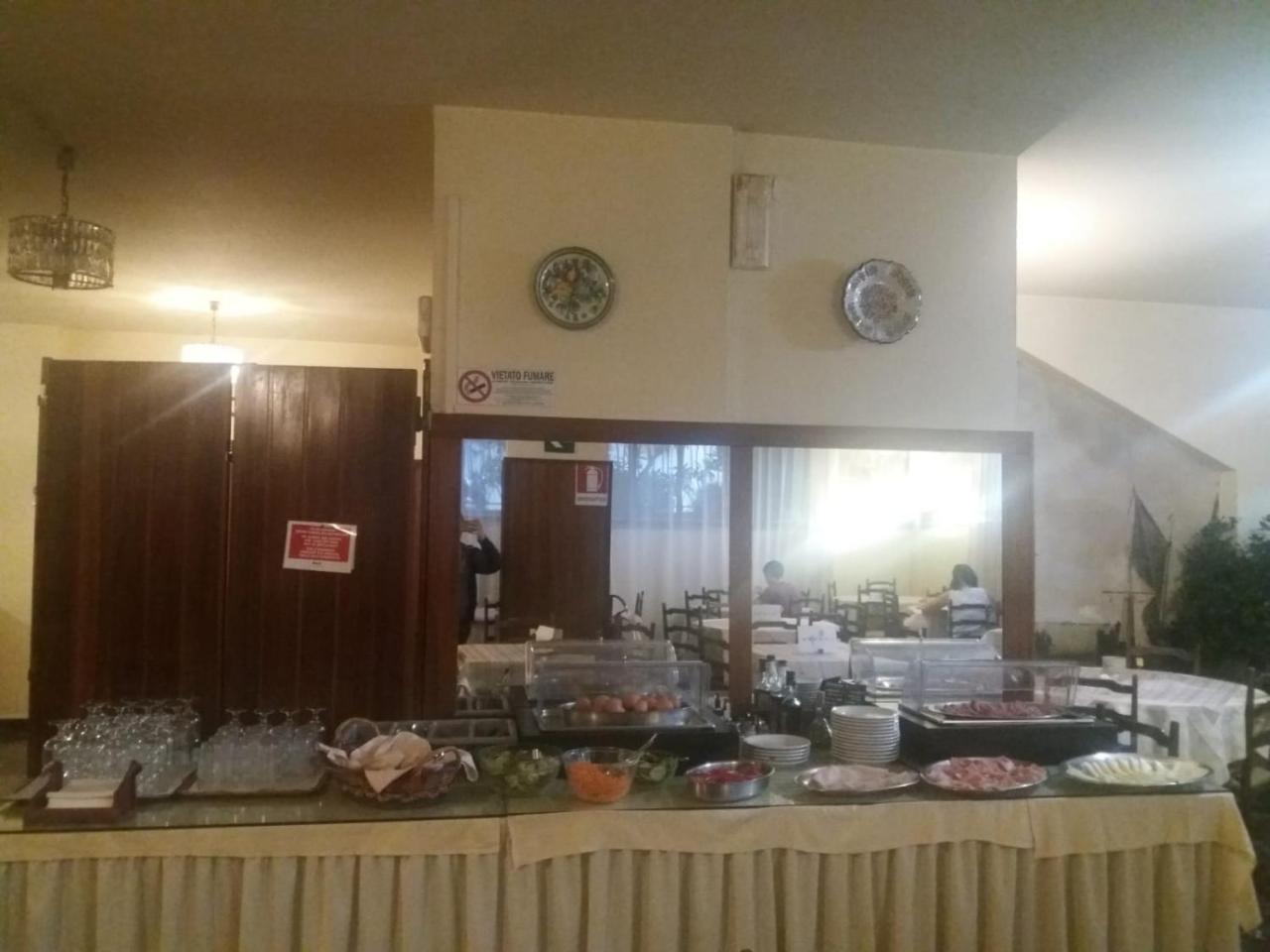 Columbus Urban Resort Florence Luaran gambar A buffet in a restaurant
