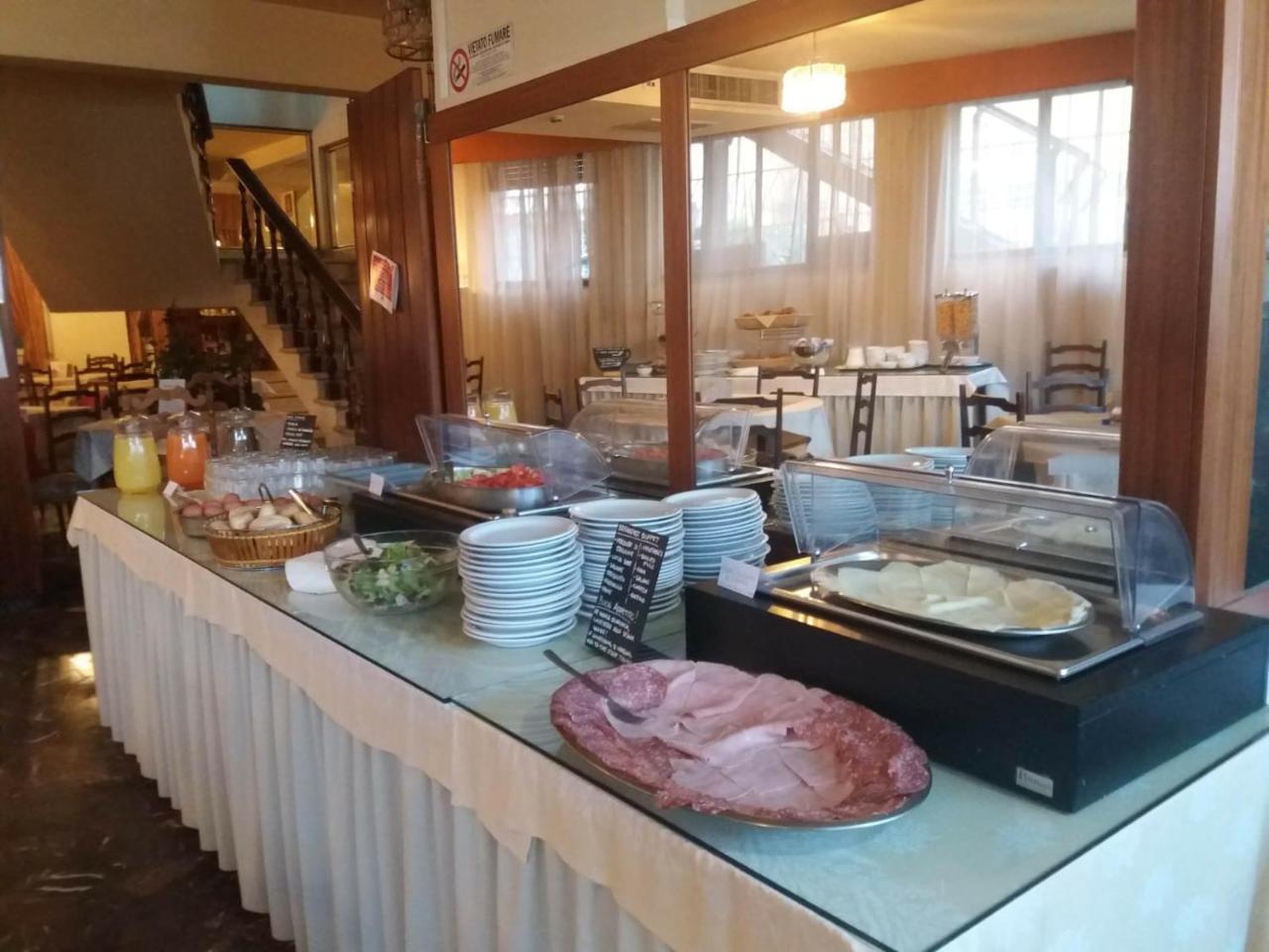 Columbus Urban Resort Florence Luaran gambar A buffet at a hotel