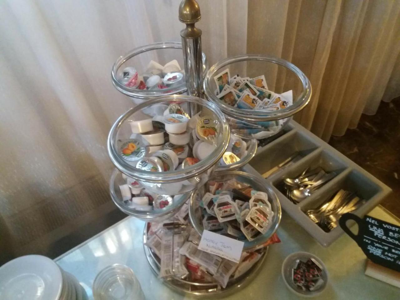 Columbus Urban Resort Florence Luaran gambar A tiered serving stand with various teas