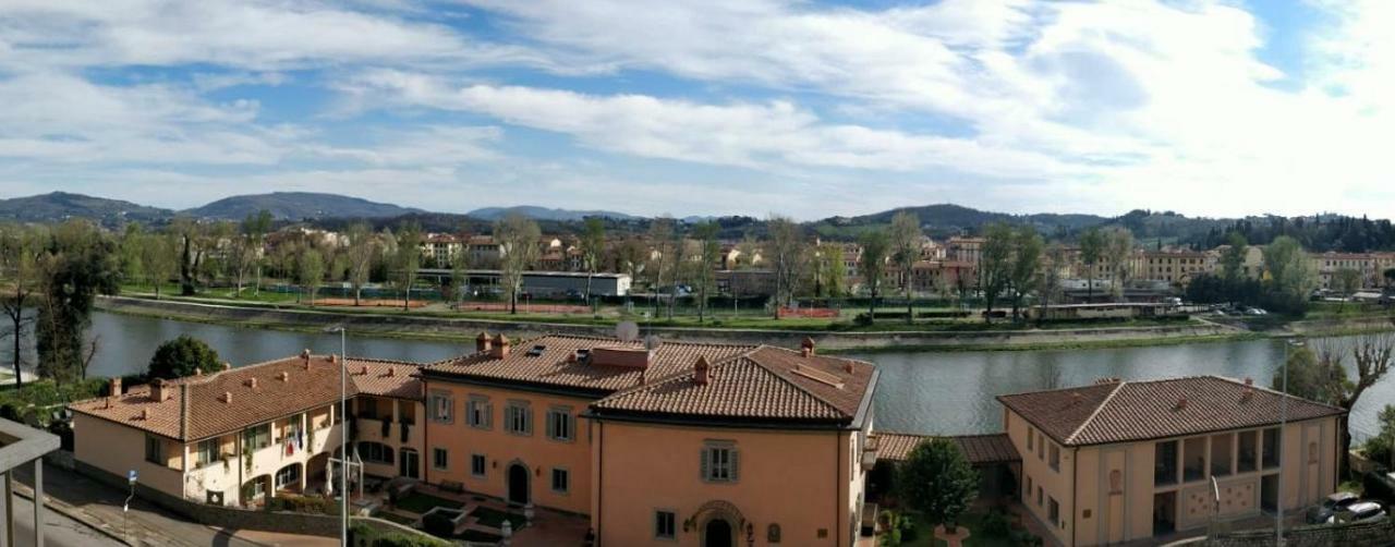 Columbus Urban Resort Florence Luaran gambar View of the Arno river from the tower of the Palazzo del Podestà
